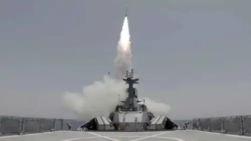 مناورة عسكرية للحرس الثوري والبحرية الإيرانية في مضيق هرمز