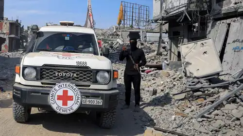 عنصر من "حماس" إلى جانب سيارة للصليب الأحمر في غزة