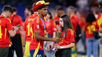 لامين يامال وأليكس باديلا