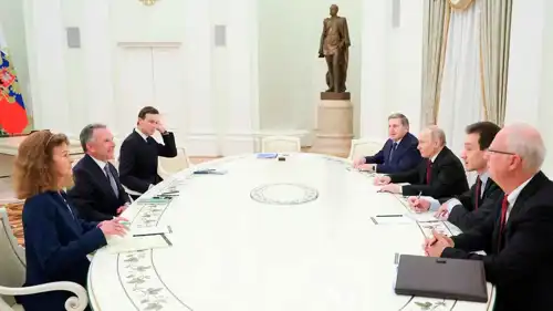 الرئيس الروسي فلاديمير بوتين مع ستيف ويتكوف وجاريد كوشنر.