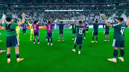 لاعبو المنتخب السعودي يقدمون التحية للجماهير