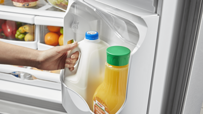 وضع الحليب برف الثلاجة 