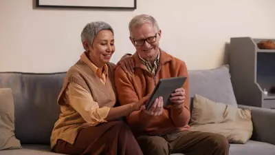 كبار السن يستخدمون التكنولوجيا 