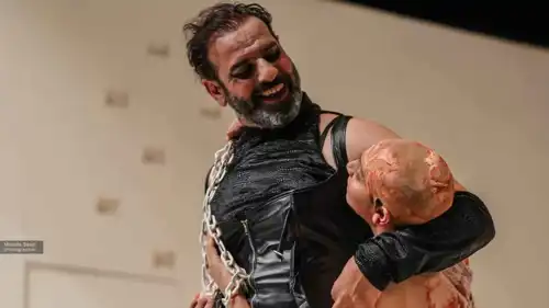 مشهد من مسرحية "الجدار"