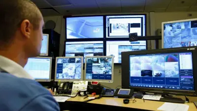 شخص يراقب في وحدة 8200