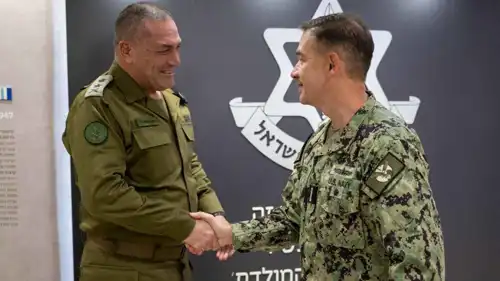 كوبر وزامير خلال اللقاء في إسرائيل