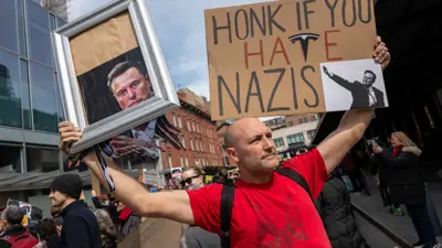 من الاحتجاجات أمام وكالة تسلا في مانهاتن