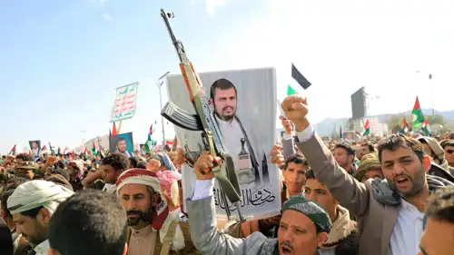 صورة الحوثي يرفعها أنصاره