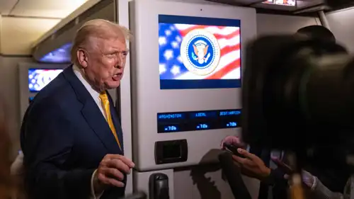 دونالد ترامب على متن الطائرة الرئاسية