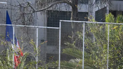 العلم الفرنسي على سفارة باريس في دمشق