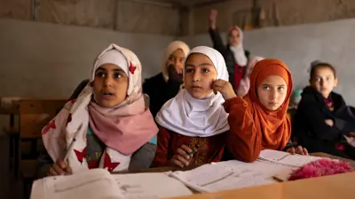 طفلات في مدرسة في إدلب السورية