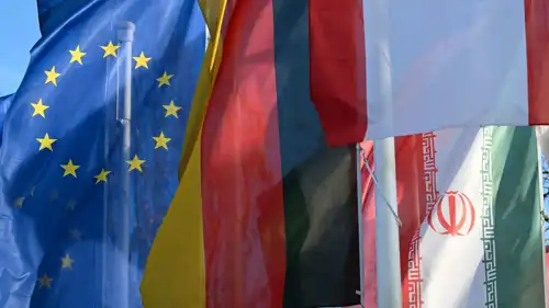 أعلام مختلفة منها علما إيران والاتحاد الأوروبي