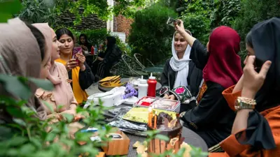 نساء أفغانيات يحتفلن بعيد ميلادهن في أحد مطاعم كابول 16 مايو الماضي