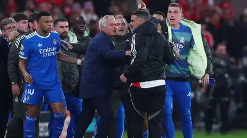 مورينيو في مباراة بنفيكا وريال مدريد