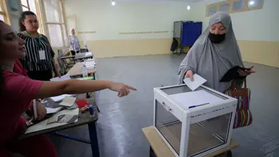 جزائرية تدلي بصوتها