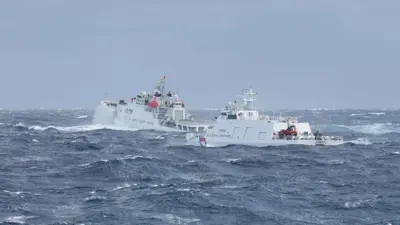 سفينة تايوانية تراقب أخرى صينية