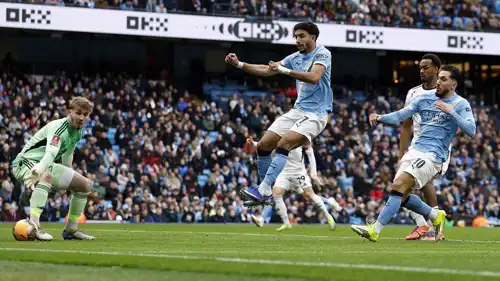 عمر مرموش بقميص مانشستر سيتي