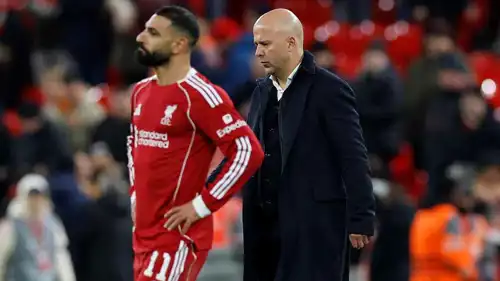 آرني سلوت ومحمد صلاح بعد الهزيمة أمام آيندهوفن