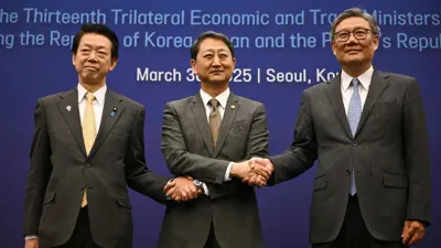 مسؤولون في اليابان والصين وكوريا الجنوبية بعد الاتفاق