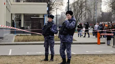 ضباط الحرس الروسي عند موقع استهدفه هجوم أوكراني في موسكو