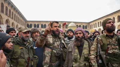 مسلحون من المعارضة يحتفلون في الجامع الأموي بدمشق