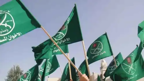 أنصار للإخوان يحملون علم الجماعة