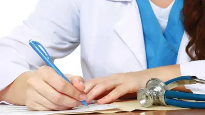 طبيبة (تعبيرية)