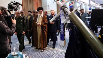 خامنئي يشاهد أحدث الابتكارات في صناعة الدفاع