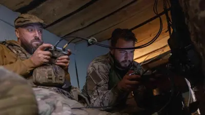 جنود أوكران يشغلون طائرات بدون طيار في جبهة خاركيف