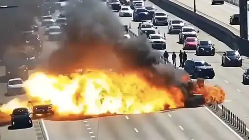 النيران تشتعل في السيارة