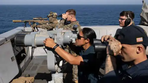 جنود أمريكيون يتابعون تطبيق الحصار المشدد على إيران