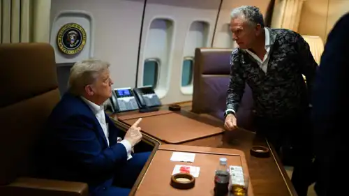 دونالد ترامب ومبعوثه ستيف ويتكوف في الطائرة الرئاسية
