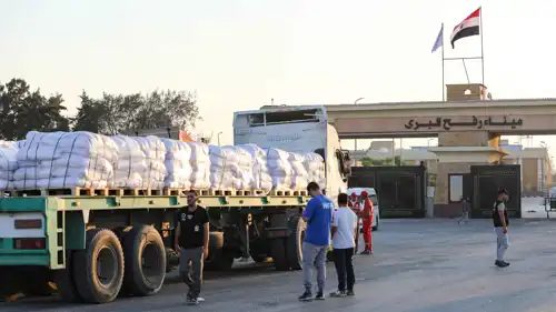 شاحنة مساعدات تستعد للدخول إلى غزة عبر معبر رفح