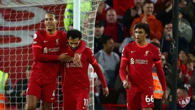 محمد صلاح وأرنولد وفان دايك في إحدى مباريات ليفربول