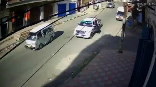 لحظة اختطاف الطفل ومحاولة الأم التشبث بسيارة الخاطفين