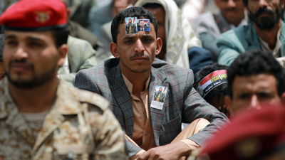 يمني يضع على جبينه صورة لعبدالملك الحوثي