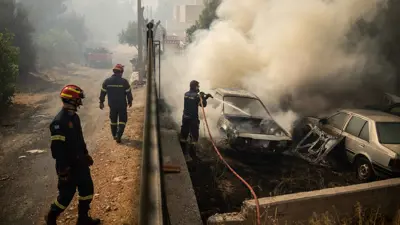 رجال إطفاء يونانيون يسارعون لإخكاد حرائق مدمرة