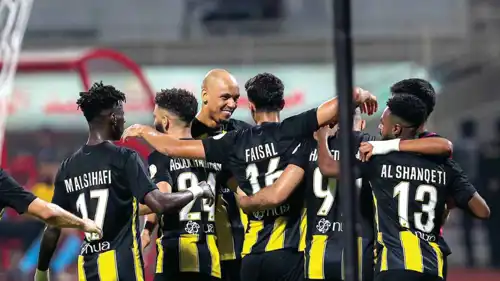 فابينيو مع لاعبي الاتحاد