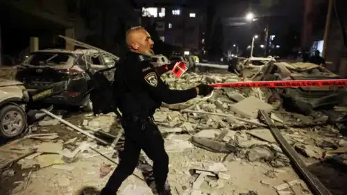 من آثار القصف الإيراني السابق على بات يام في إسرائيل