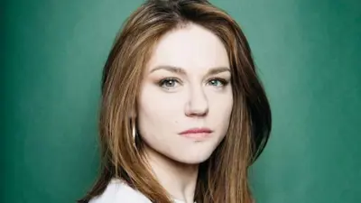 الممثلة البلجيكية إميلي ديكيني 