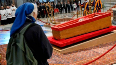 صديقة البابا في وداعه الأخير