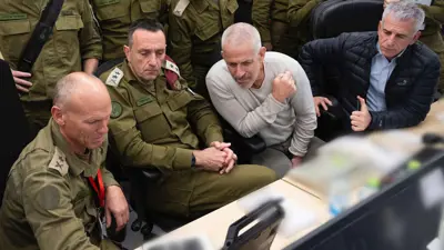 رئيس الأركان الإسرائيلي مع قادة الجيش يتابعون تحرير الرهائن من غزة
