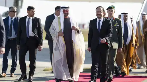الرئيس الإمارات لدى وصوله قبرص