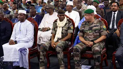 وزير الدفاع ساديو كامارا (وسط)