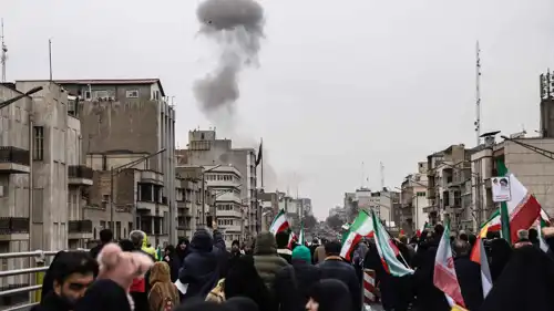 تصاعد أعمدة الدخان في أحد التي جرى استهدافها في إيران