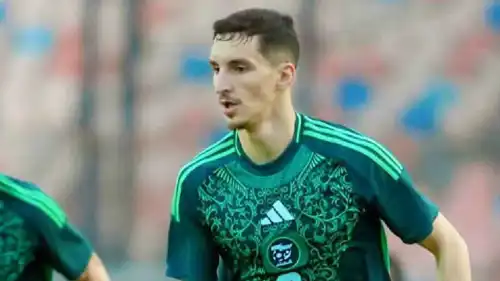 عادل بولبينة نجم منتخب الجزائر