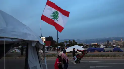 لبنانيون نازحون في مخيم مؤقت