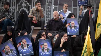 إيرانيون يحملون صور إسماعيل هنية