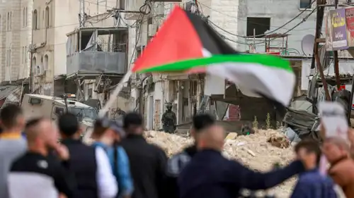 جنود إسرائيليون يراقبون تظاهرة في الضفة