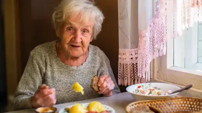 مسنة تتناول الطعام (تعبيرية)